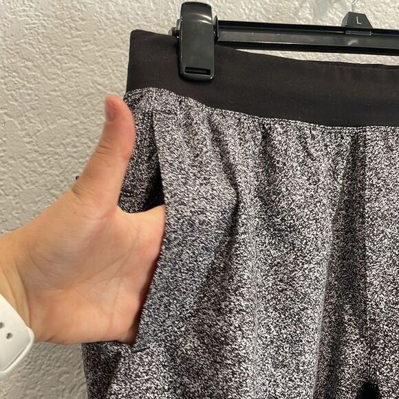 Lululemon T.H.E. Linerless 7" Shorts in Carbon Mist Alpine White Graphite Gray M - Picture 2 of 8